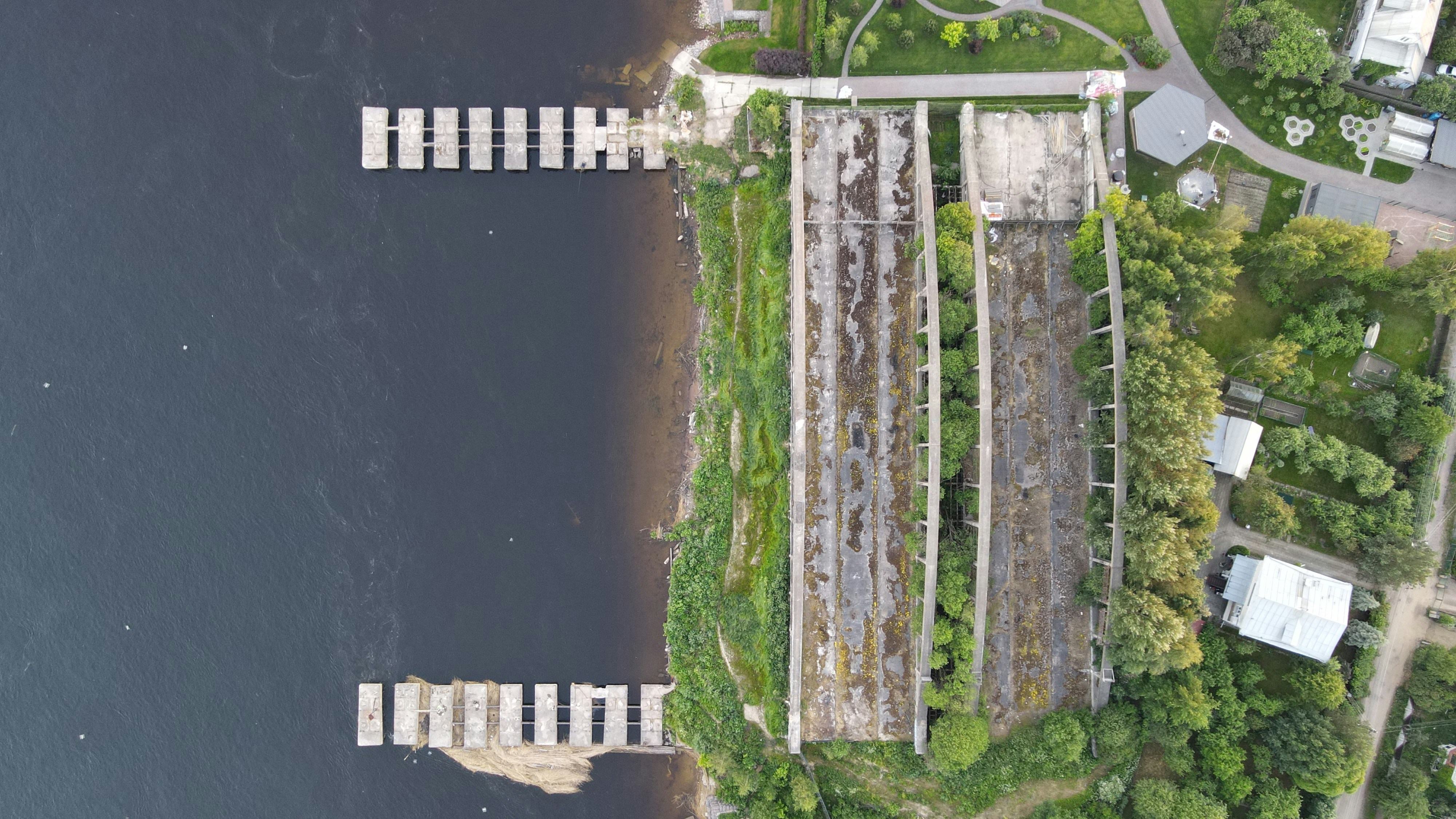 clôture en bois blanc sur un champ d’herbe verte