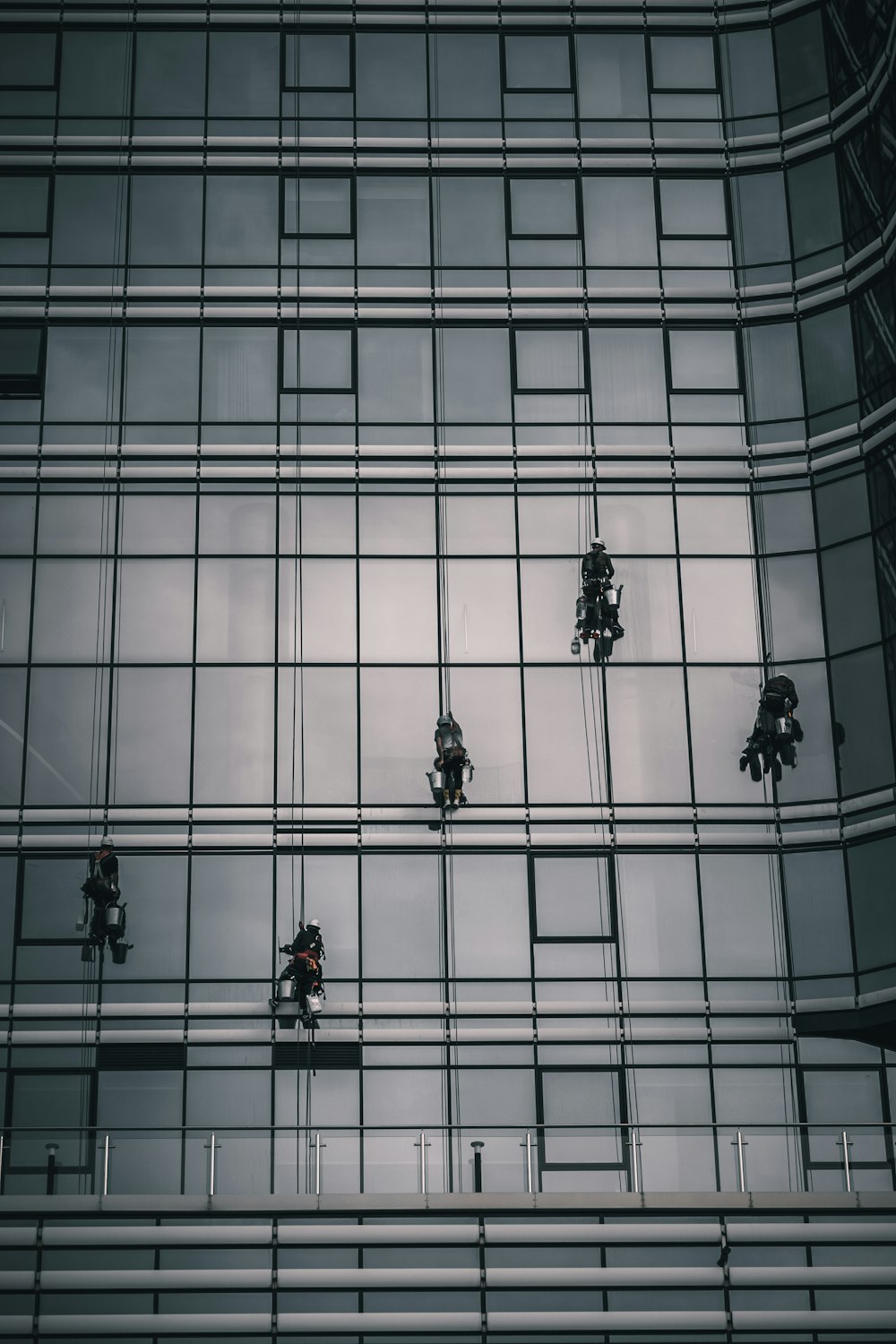 personnes marchant sur un sol en béton gris