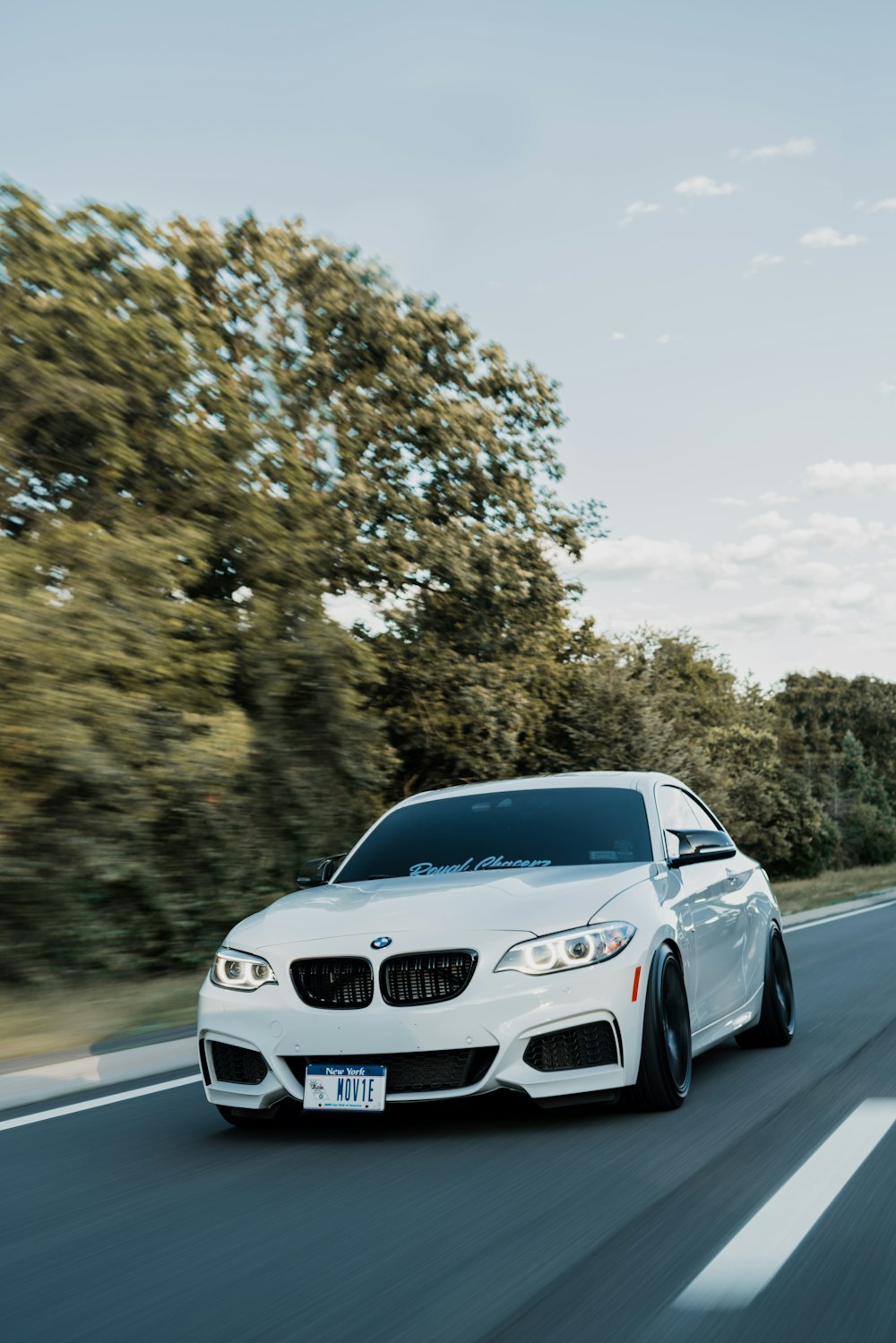 BMW M 3 blanco en carretera durante el día