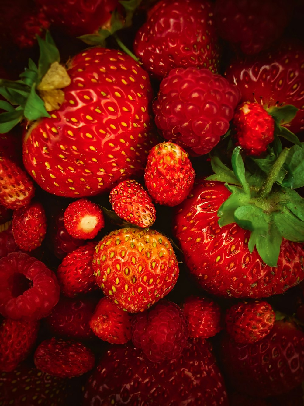 red strawberries in close up photography