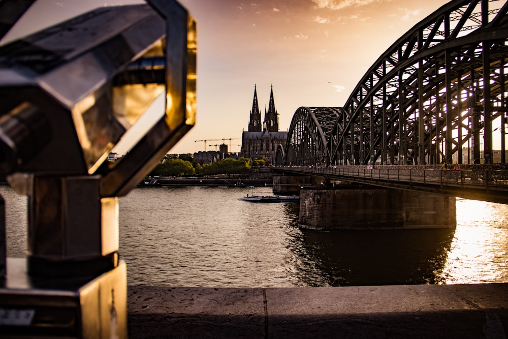 Brücke über den Fluss bei Sonnenuntergang