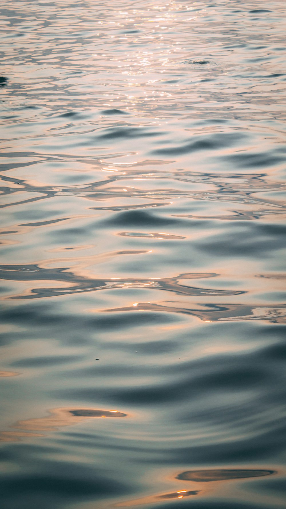 specchio d'acqua durante il giorno