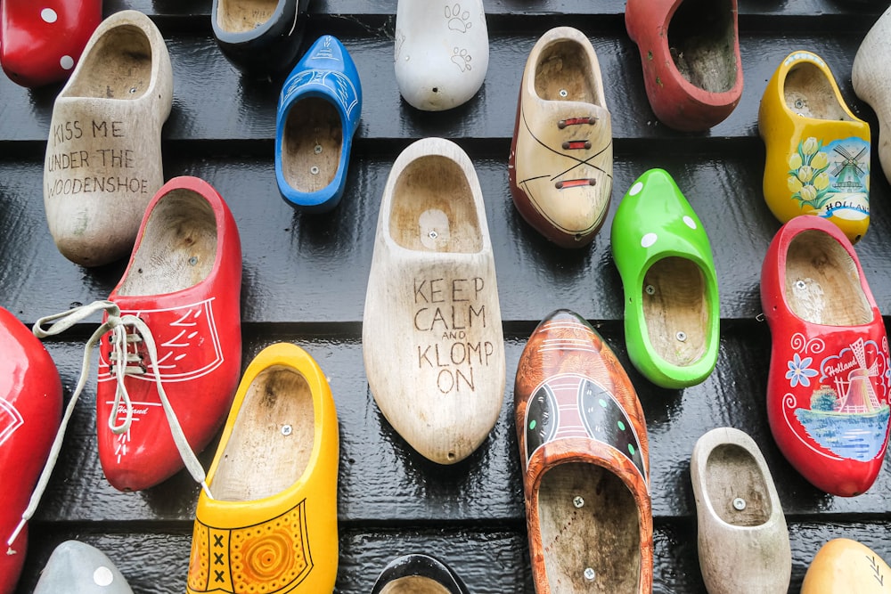 chaussures bleues, vertes et rouges