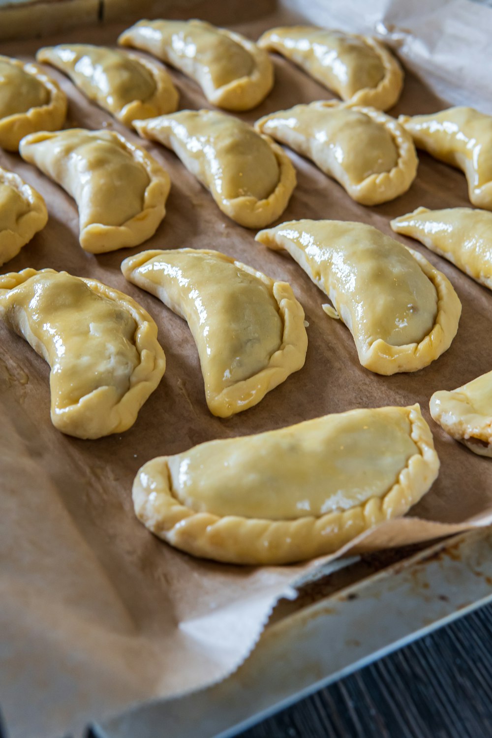 Pasta Marrone su Tavolo di Legno Marrone