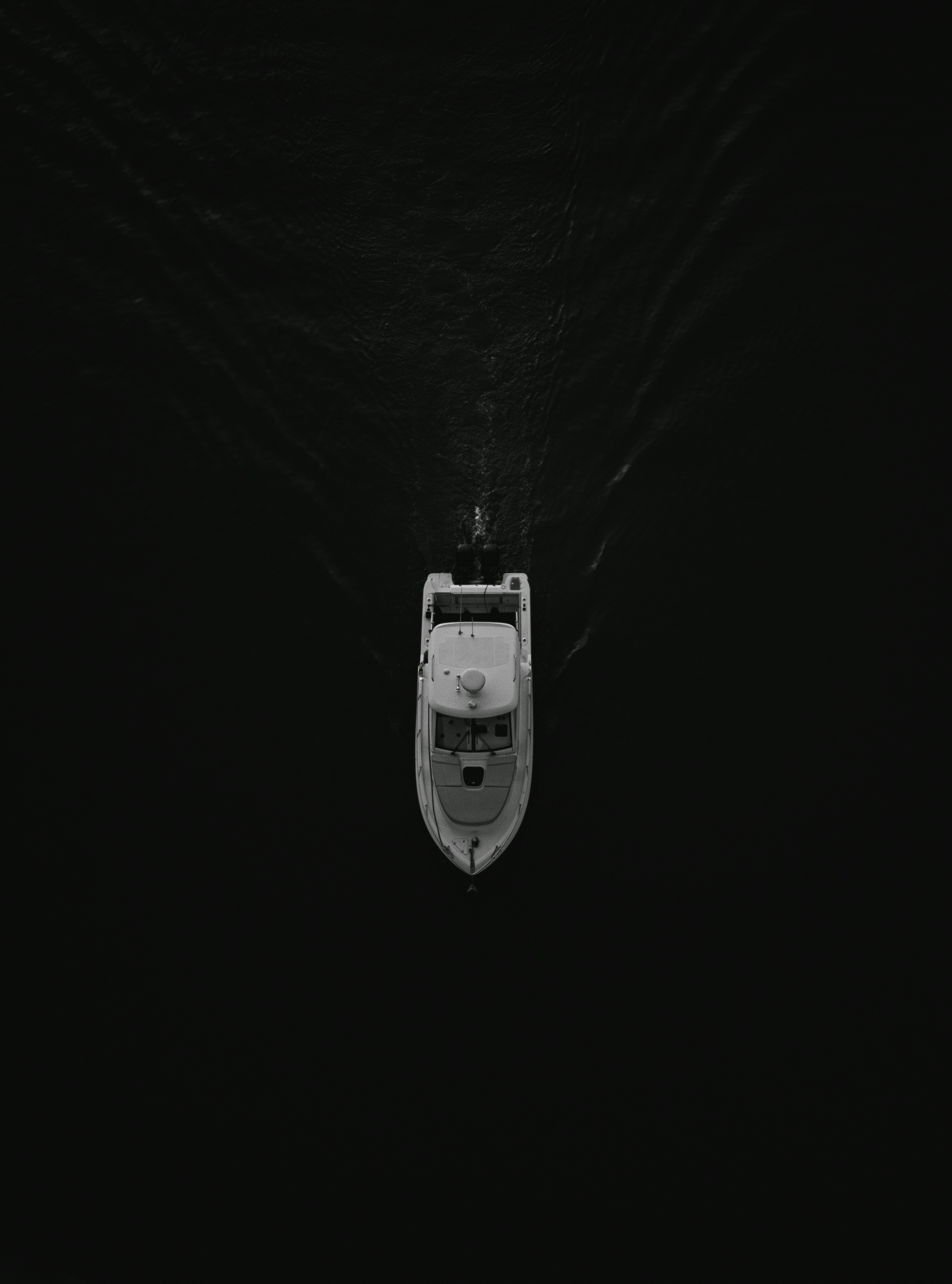 Voiture blanche et noire sur surface noire