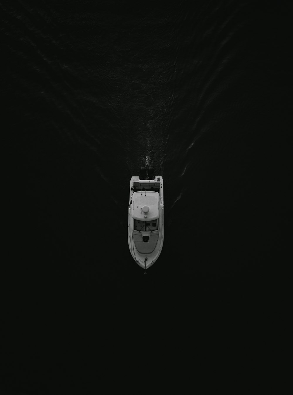 coche blanco y negro sobre superficie negra