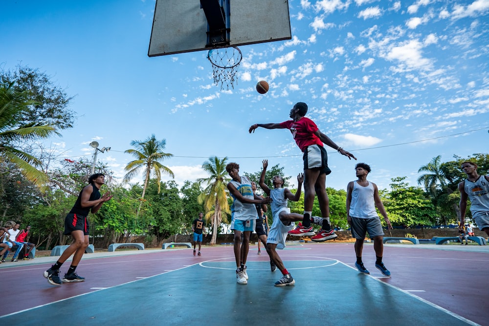 Interracia Idosos Desportistas Jogar Basquete Juntos Parque