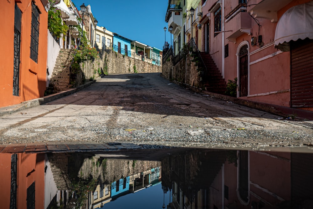 edificio in cemento marrone accanto al fiume durante il giorno