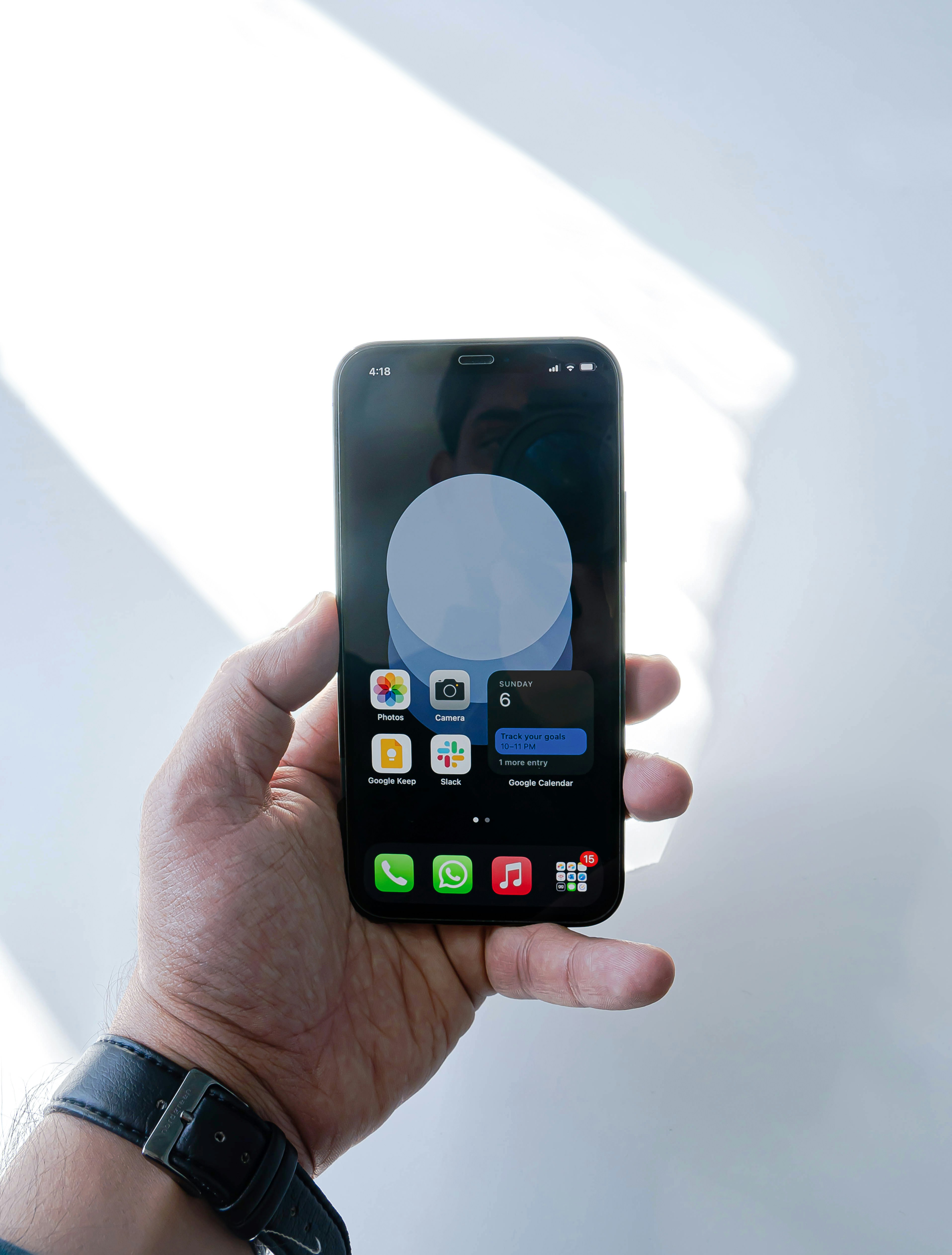 Person mit schwarzem iPhone 4