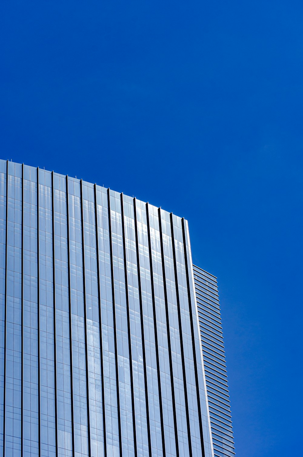 Weiß-schwarzes Betongebäude unter blauem Himmel tagsüber