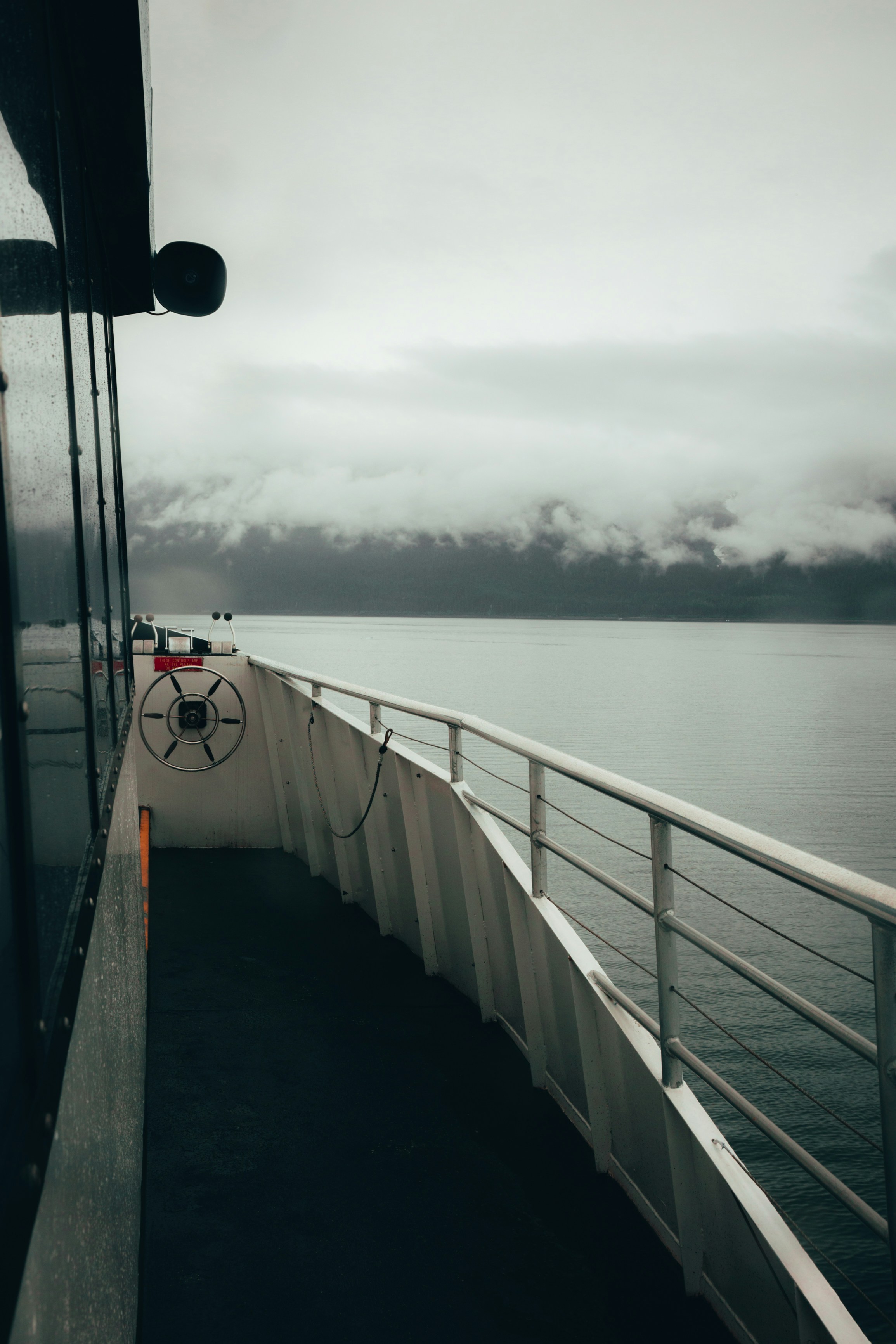 Garde-corps en métal gris près d’un plan d’eau pendant la journée