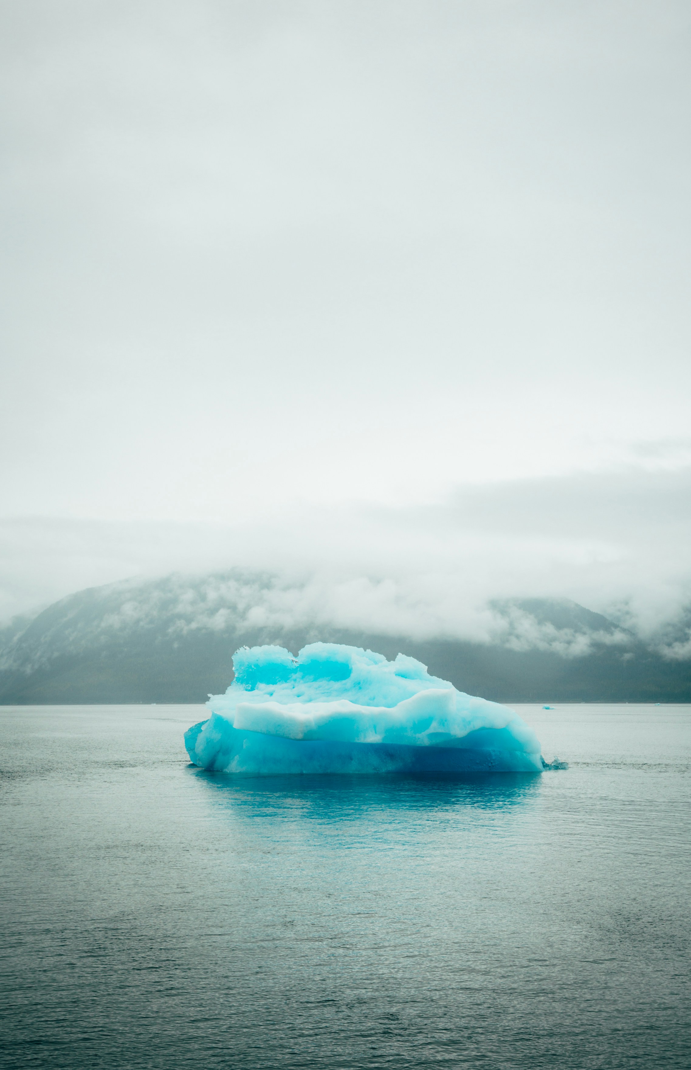 glace bleue sur le plan d’eau pendant la journée