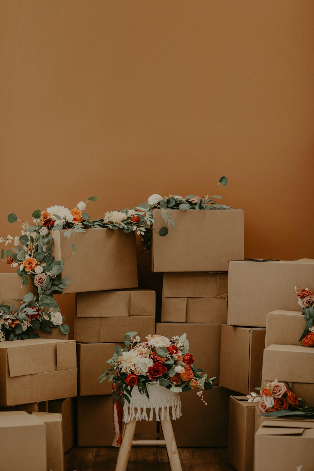 flores blancas y rojas en cajas de cartón marrón