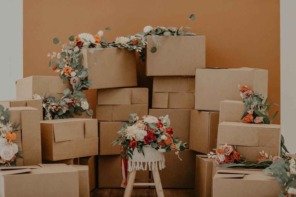 fleurs blanches et rouges sur chaise en bois blanc