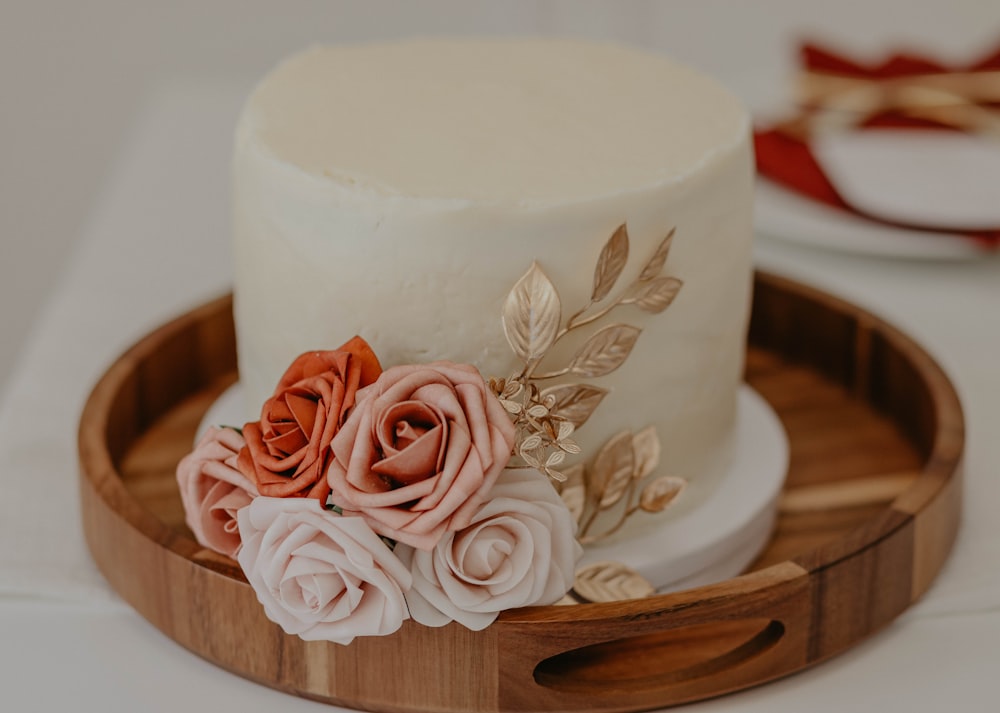 Tarta floral blanca y rosa
