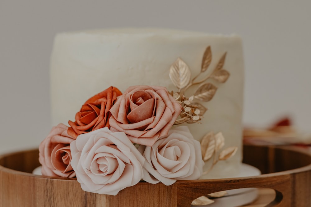 Rosa Rosen auf weißer Keramikvase