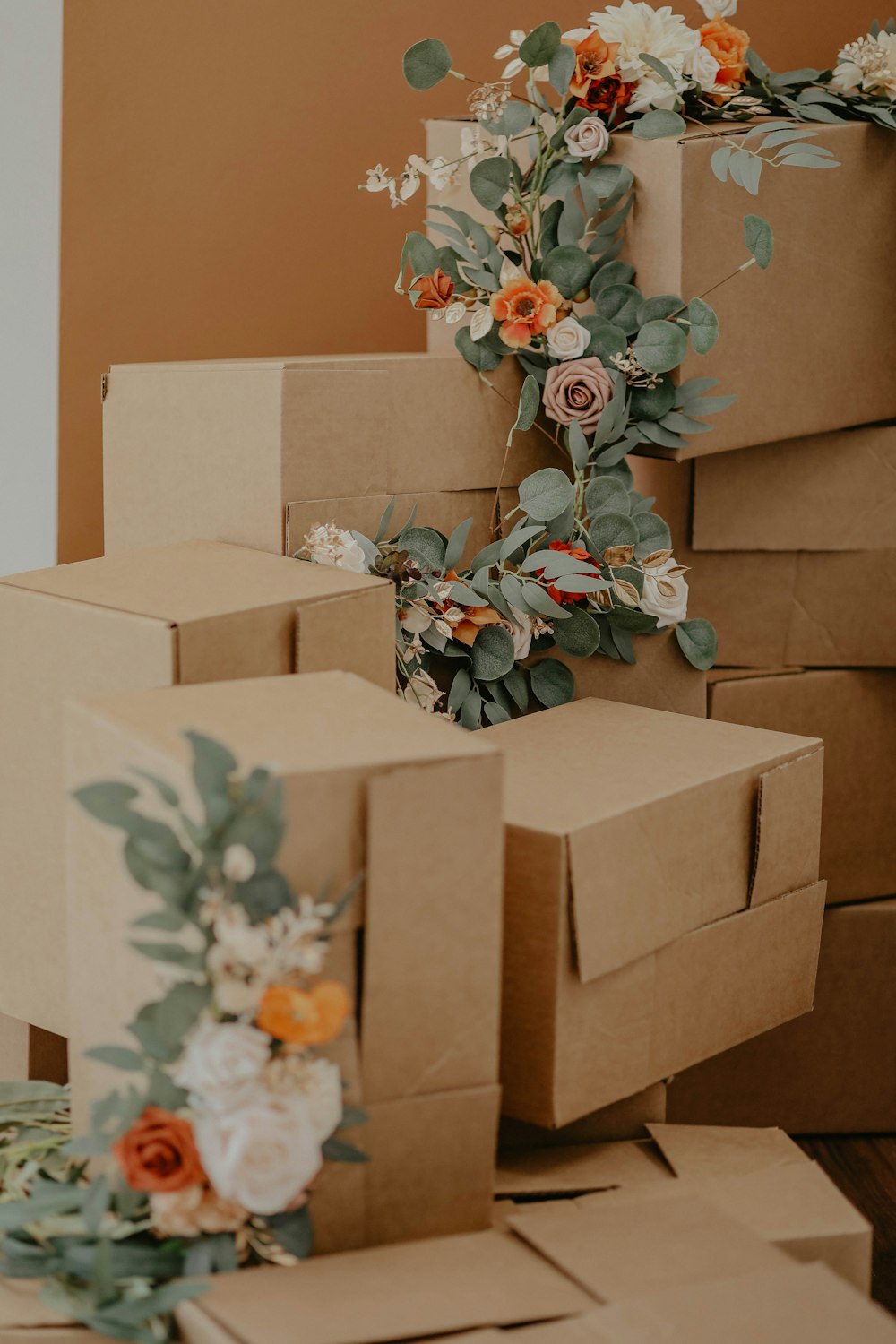Caja de cartón marrón con flores verdes y rojas