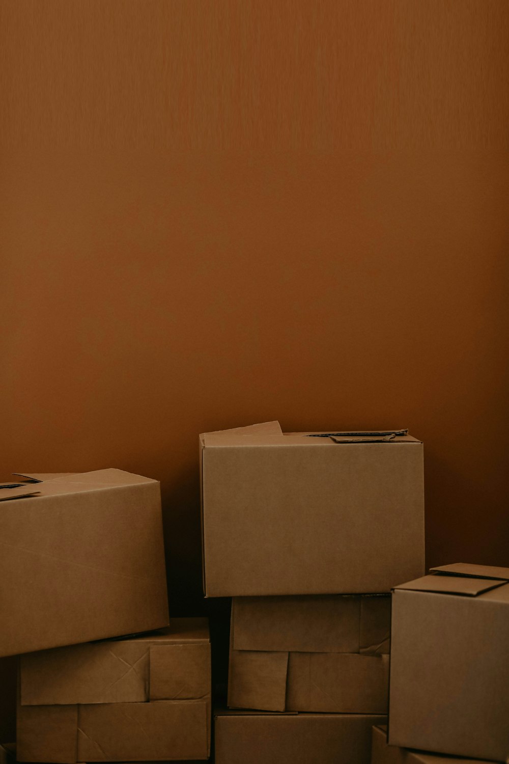 scatola di cartone bianco su tavolo di legno marrone