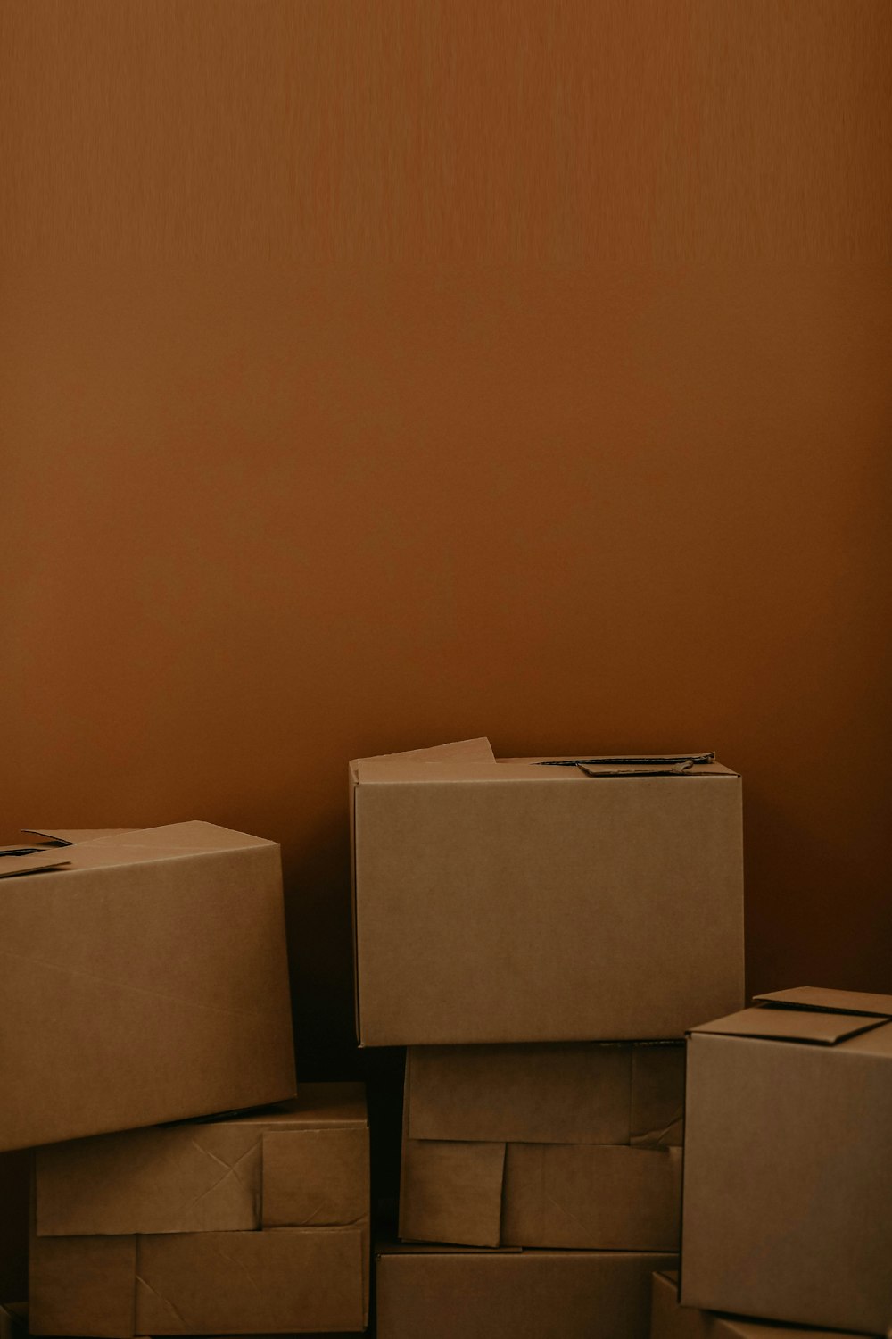 Caja de cartón blanco sobre mesa de madera marrón