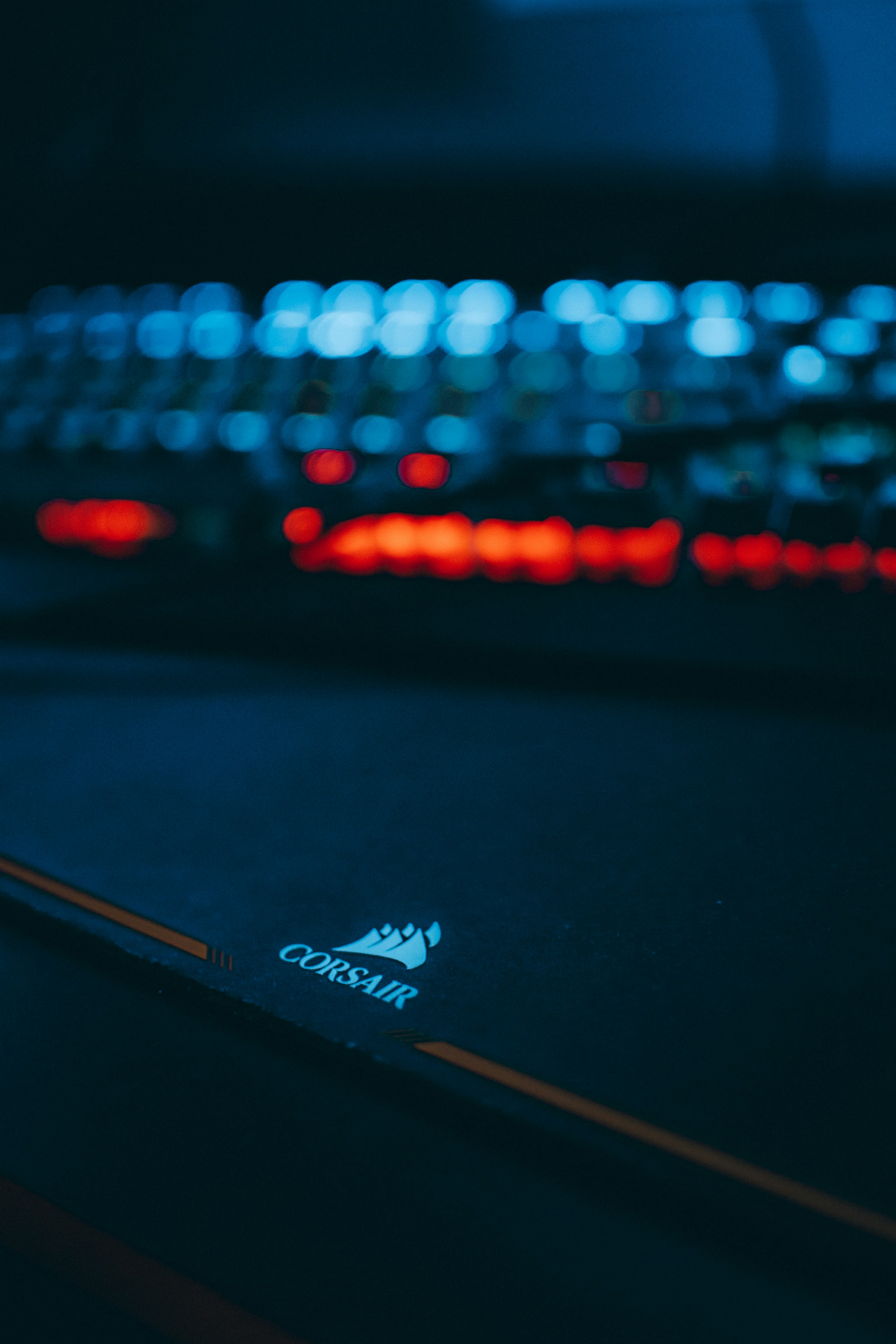 Schwarz-roter Audiomixer