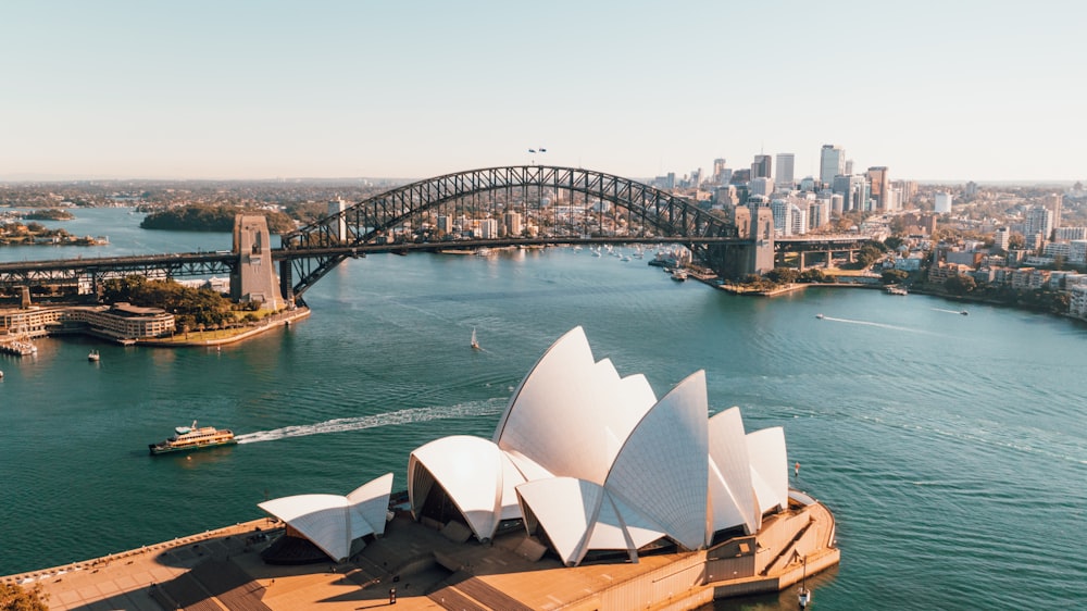 Teatro dell'Opera di Sydney vicino allo specchio d'acqua durante il giorno