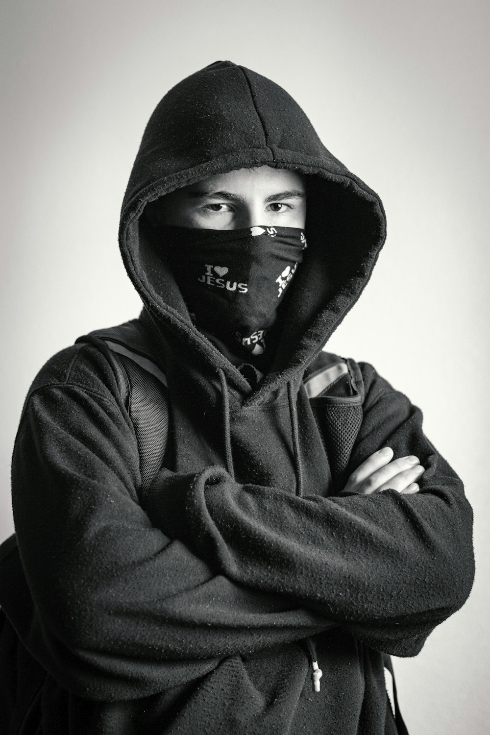 man in black hoodie wearing black mask photo – Free Hoodie Image on Unsplash