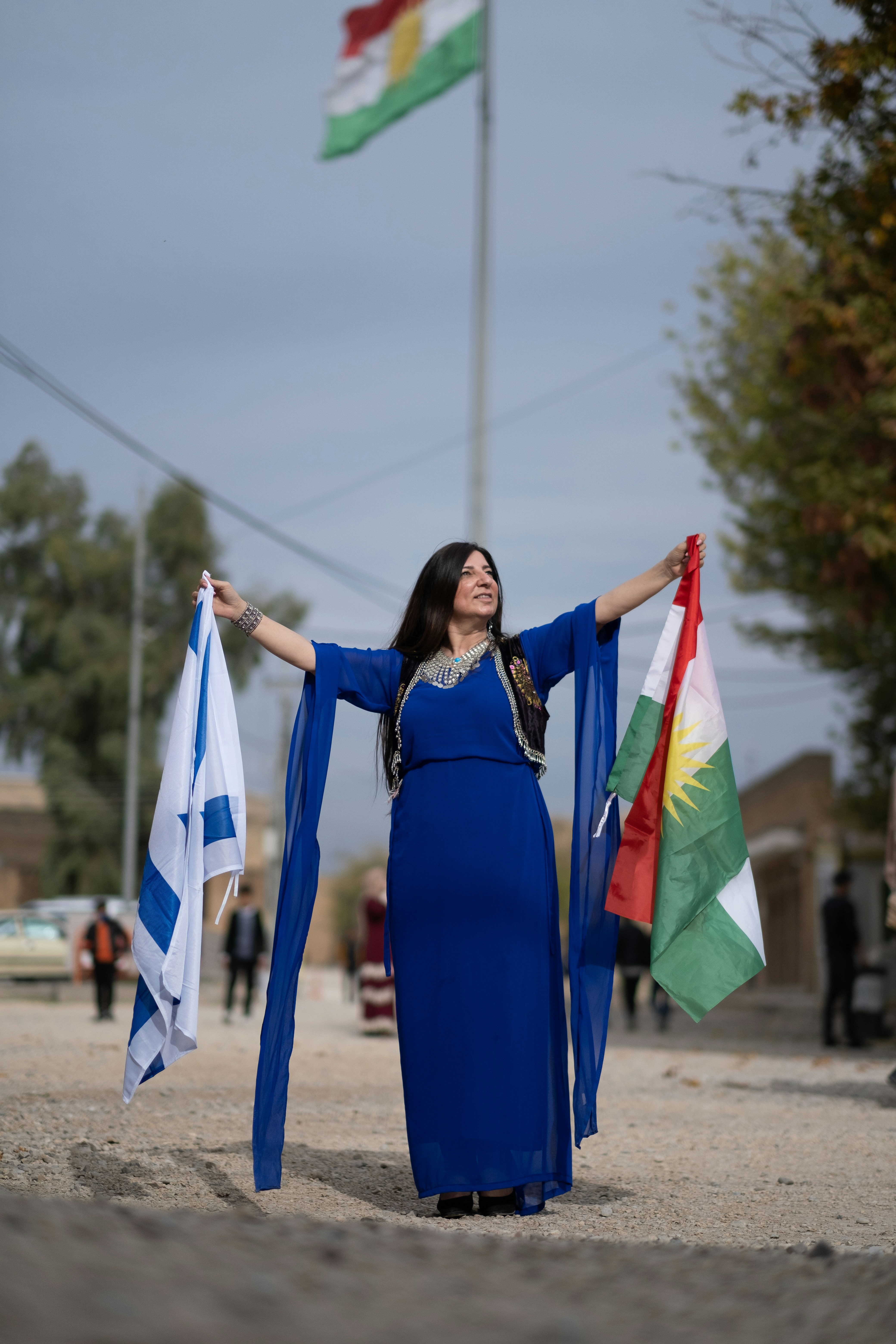 Mujer en vestido azul sosteniendo la bandera de los Estados Unidos de América
