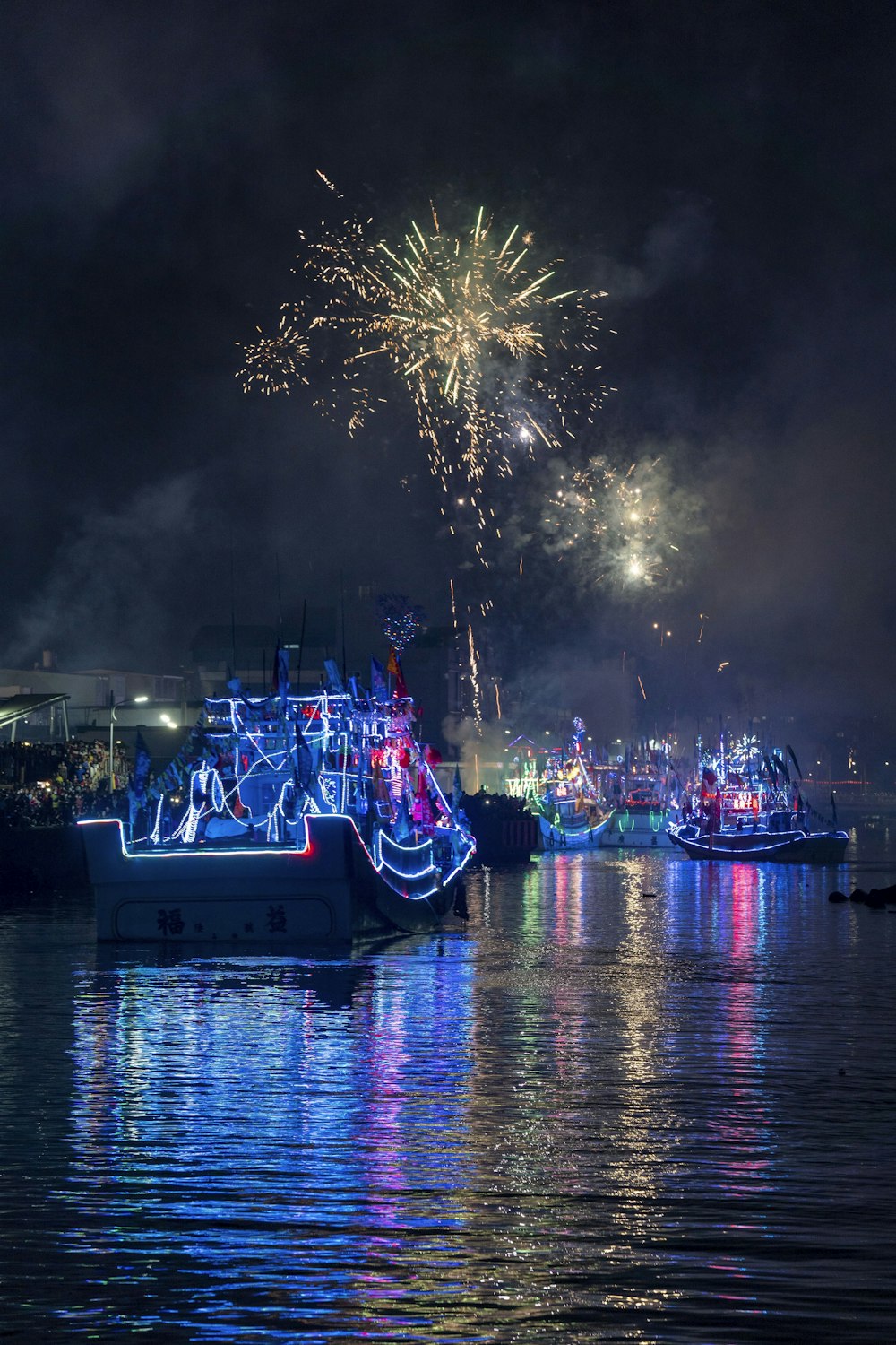 personnes à bord d’un bateau pendant la nuit