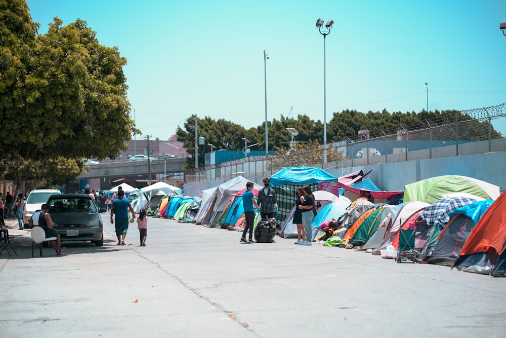 Personas que caminan por la calle durante el día