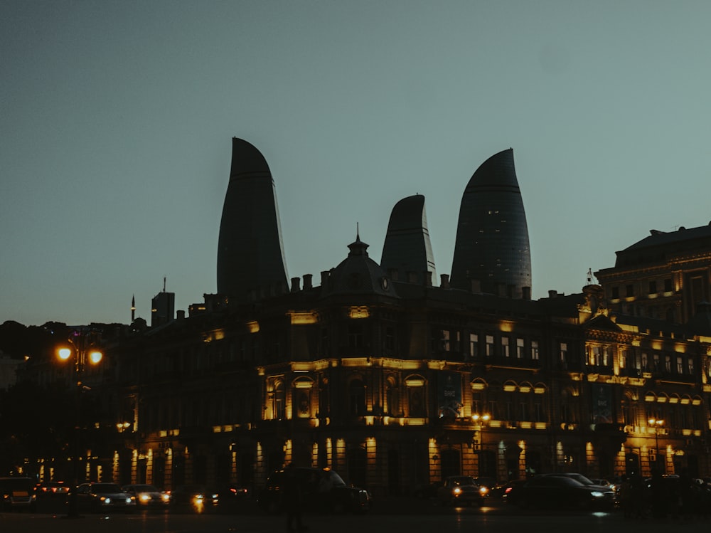 Edificio de hormigón marrón durante la noche