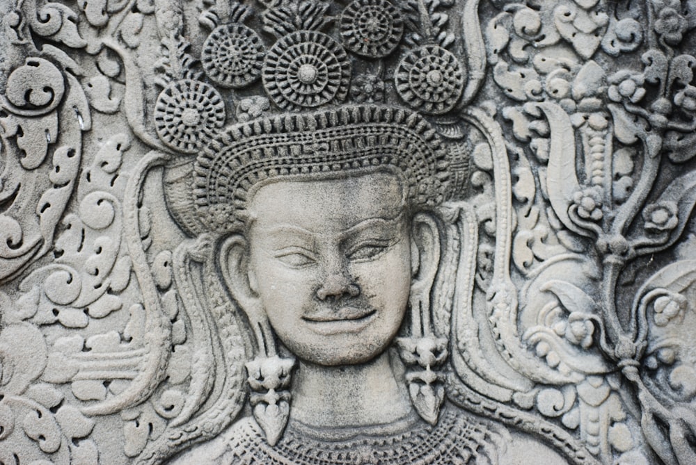 busto de cabeza de hormigón gris sobre textil floral blanco y negro