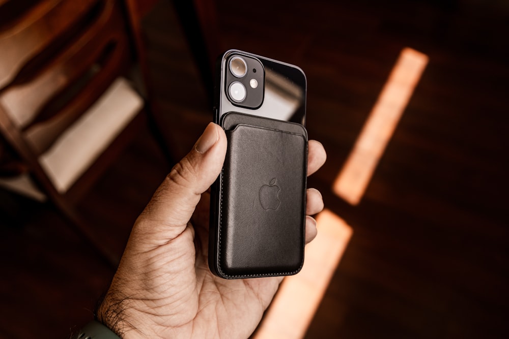 funda negra para iPhone en la mano de la persona