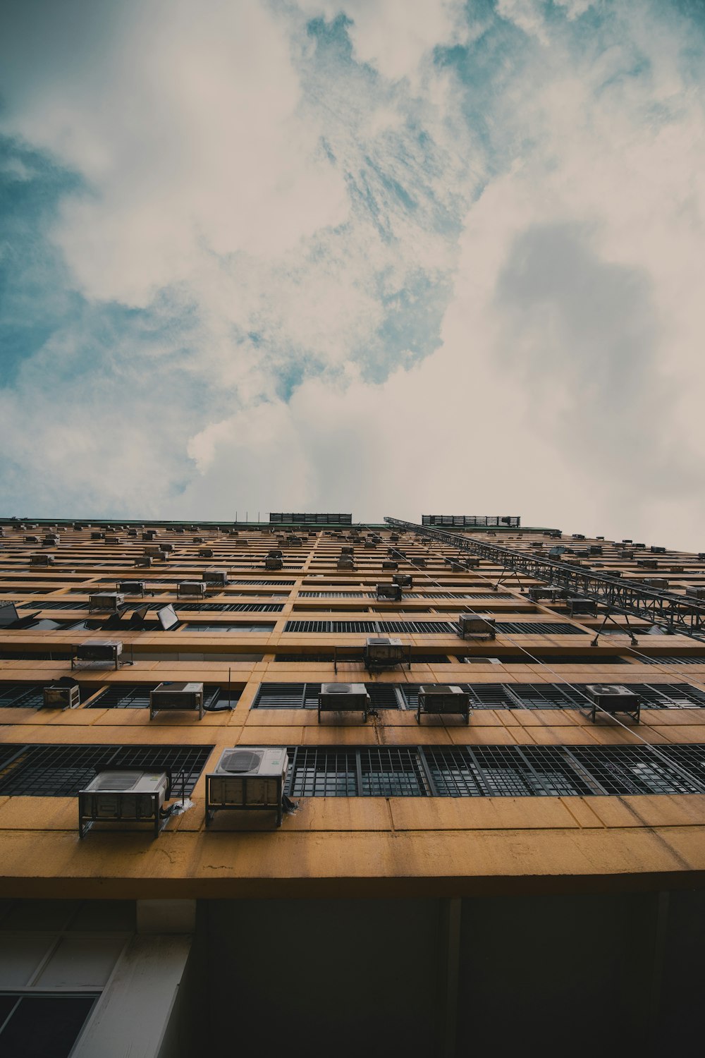 edificio in cemento marrone sotto nuvole bianche durante il giorno