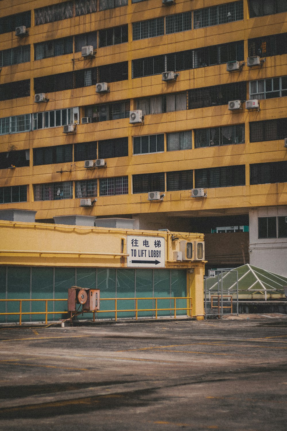 edificio in calcestruzzo giallo e verde