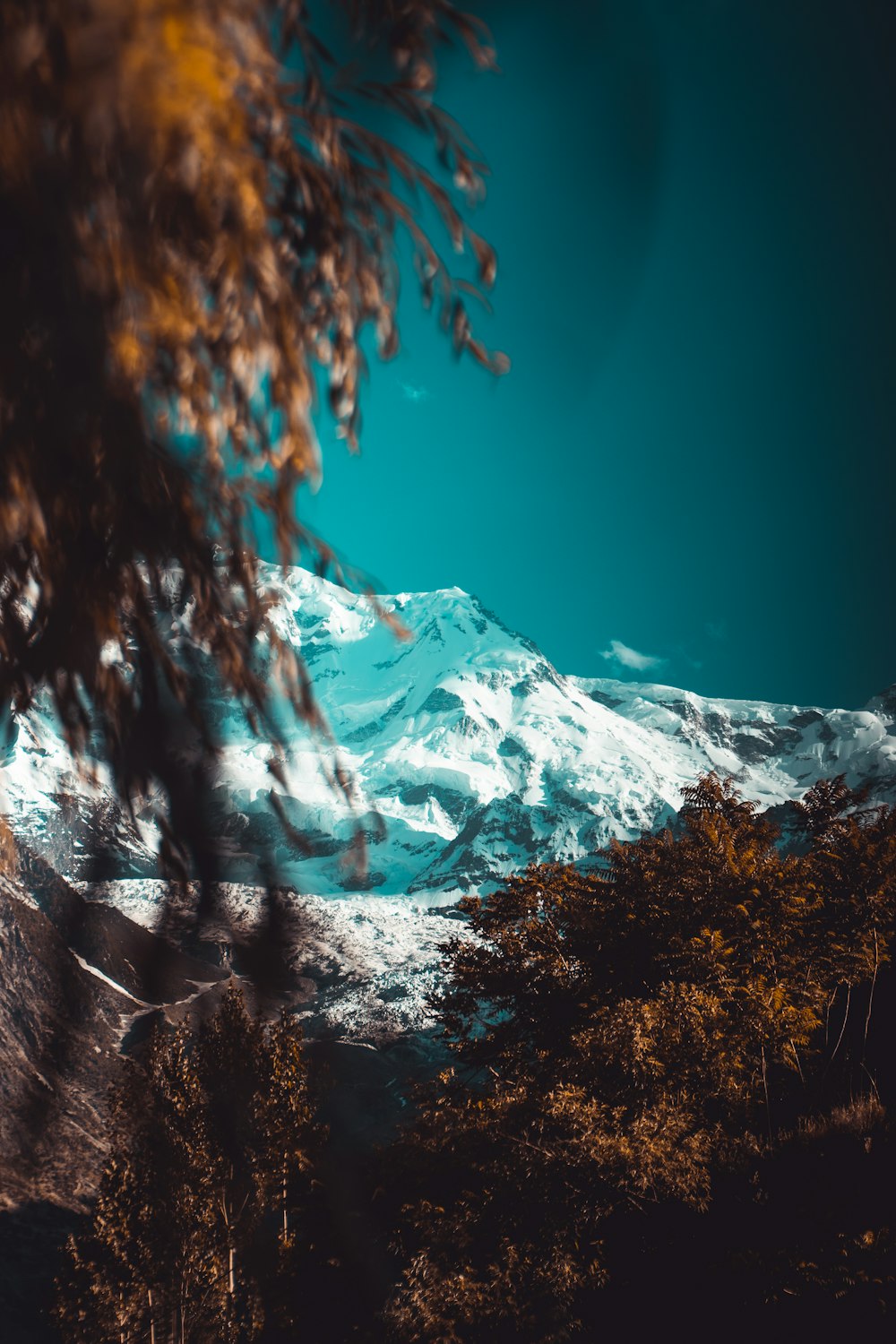 montagne enneigée sous ciel bleu pendant la journée