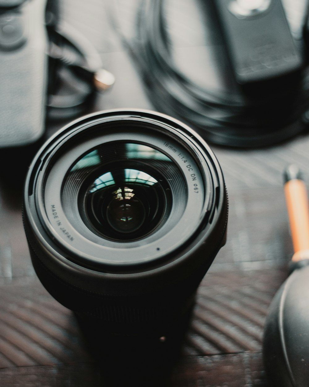 obiettivo della fotocamera nero su tavolo di legno marrone