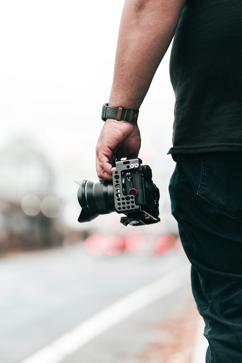 Persona sosteniendo una cámara DSLR negra