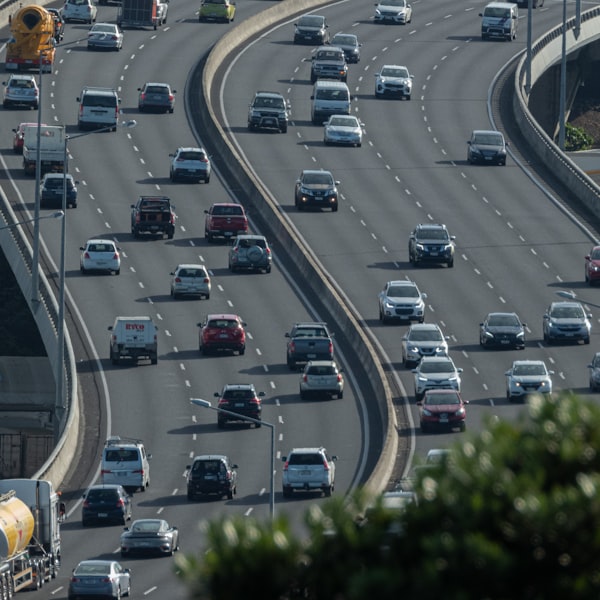 Autobahn mit mehreren Fahrzeugen am Tag