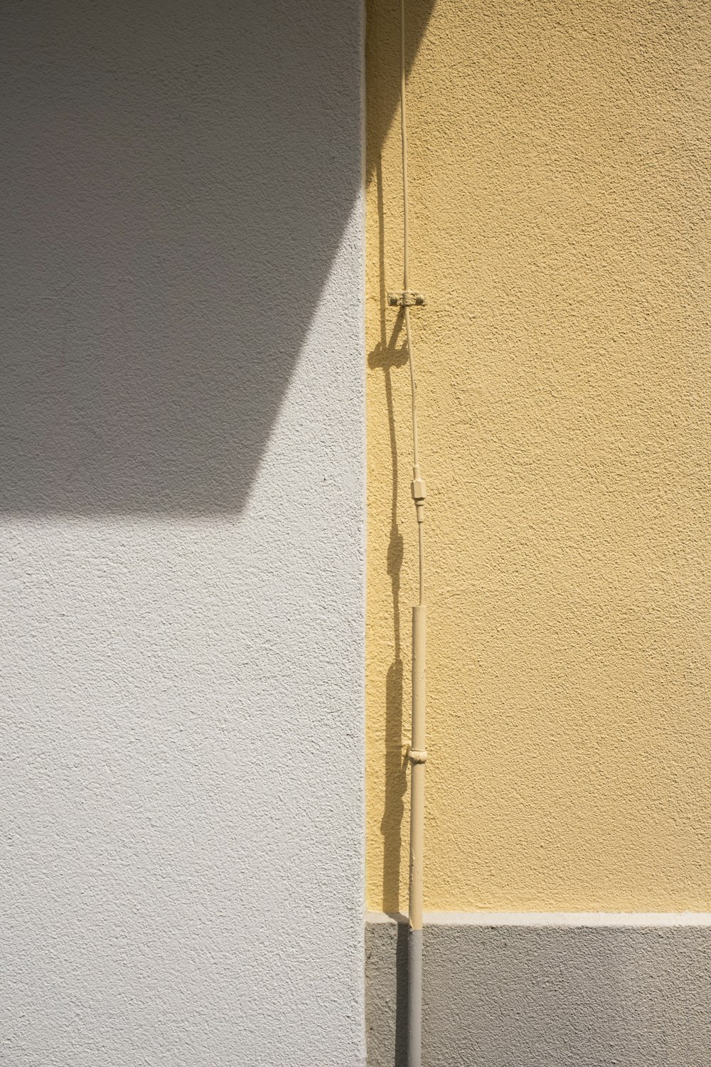 gelbe Holztür mit silbernem Türhebel