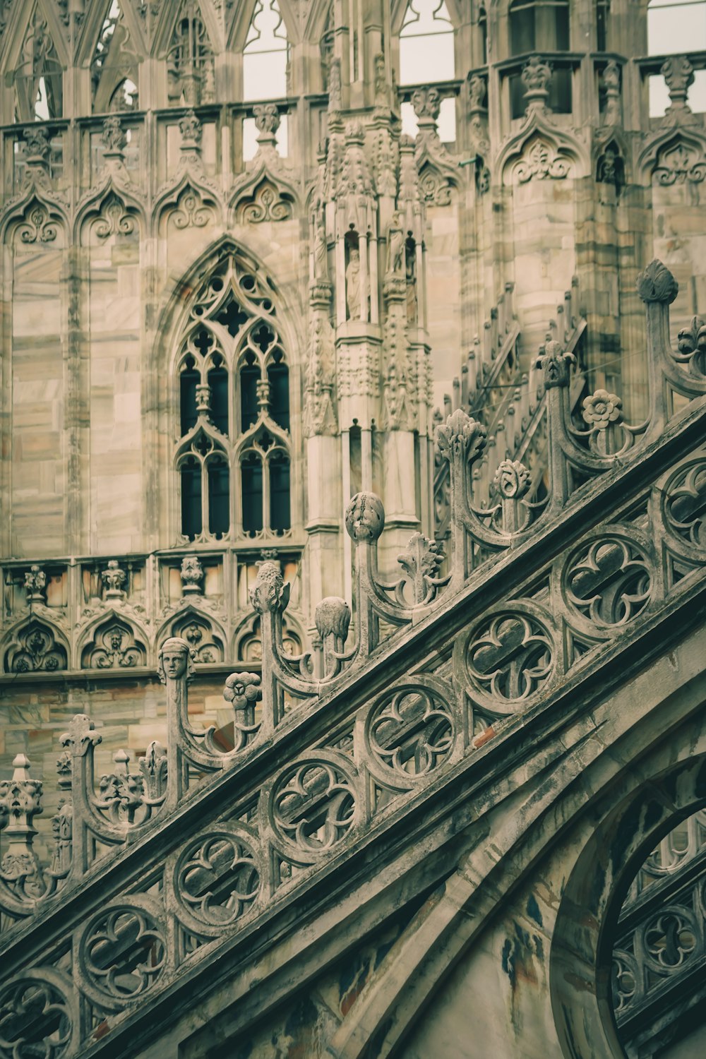 Bâtiment en béton blanc et brun