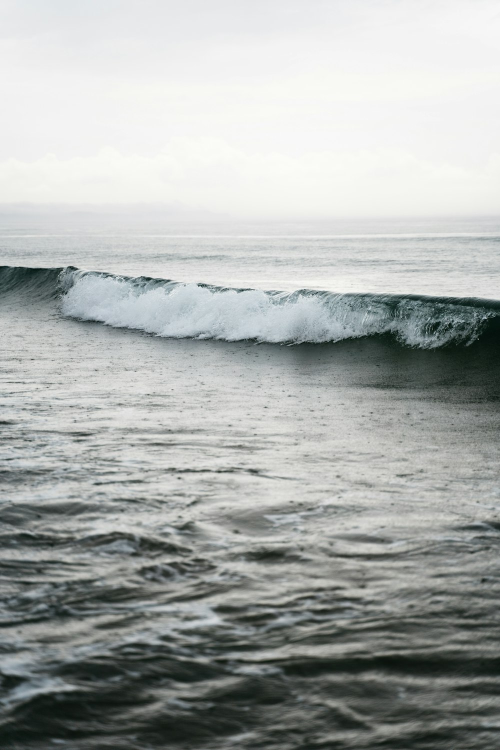 Onde dell'oceano che si infrangono sulla riva durante il giorno