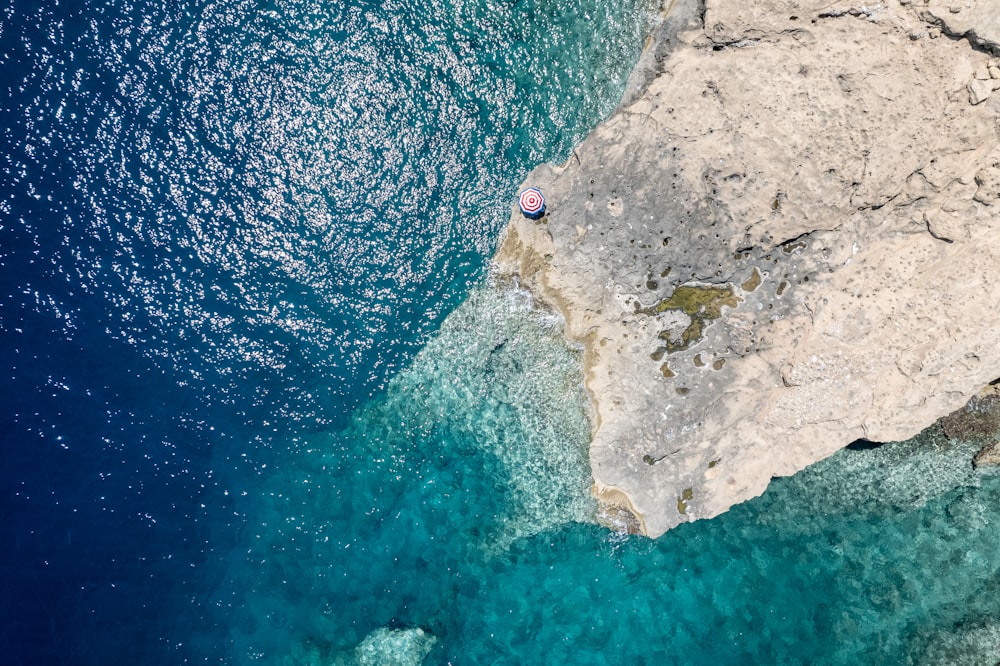 Vista aérea de una persona nadando en el mar durante el día