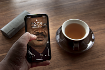 A smartphone screen showing a call to a local Paris locksmith