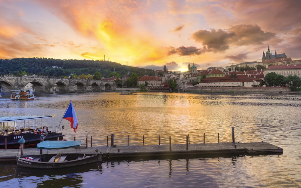 Bateau blanc et rouge sur le quai pendant la journée