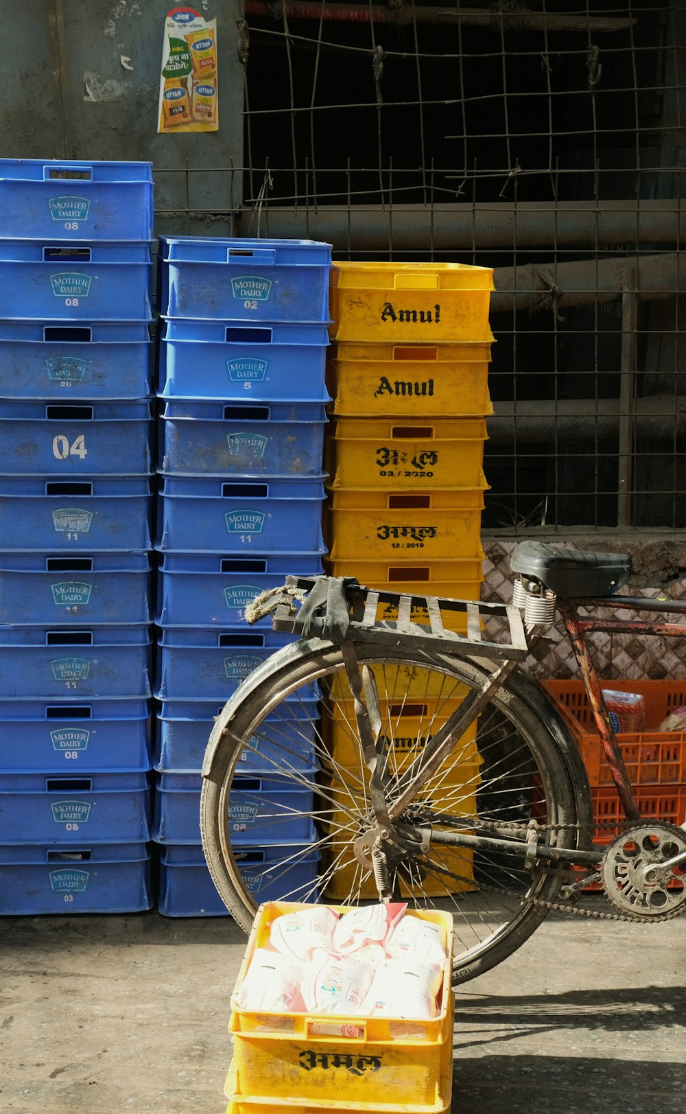 Rotes Fahrrad neben blauem Stahlzaun geparkt