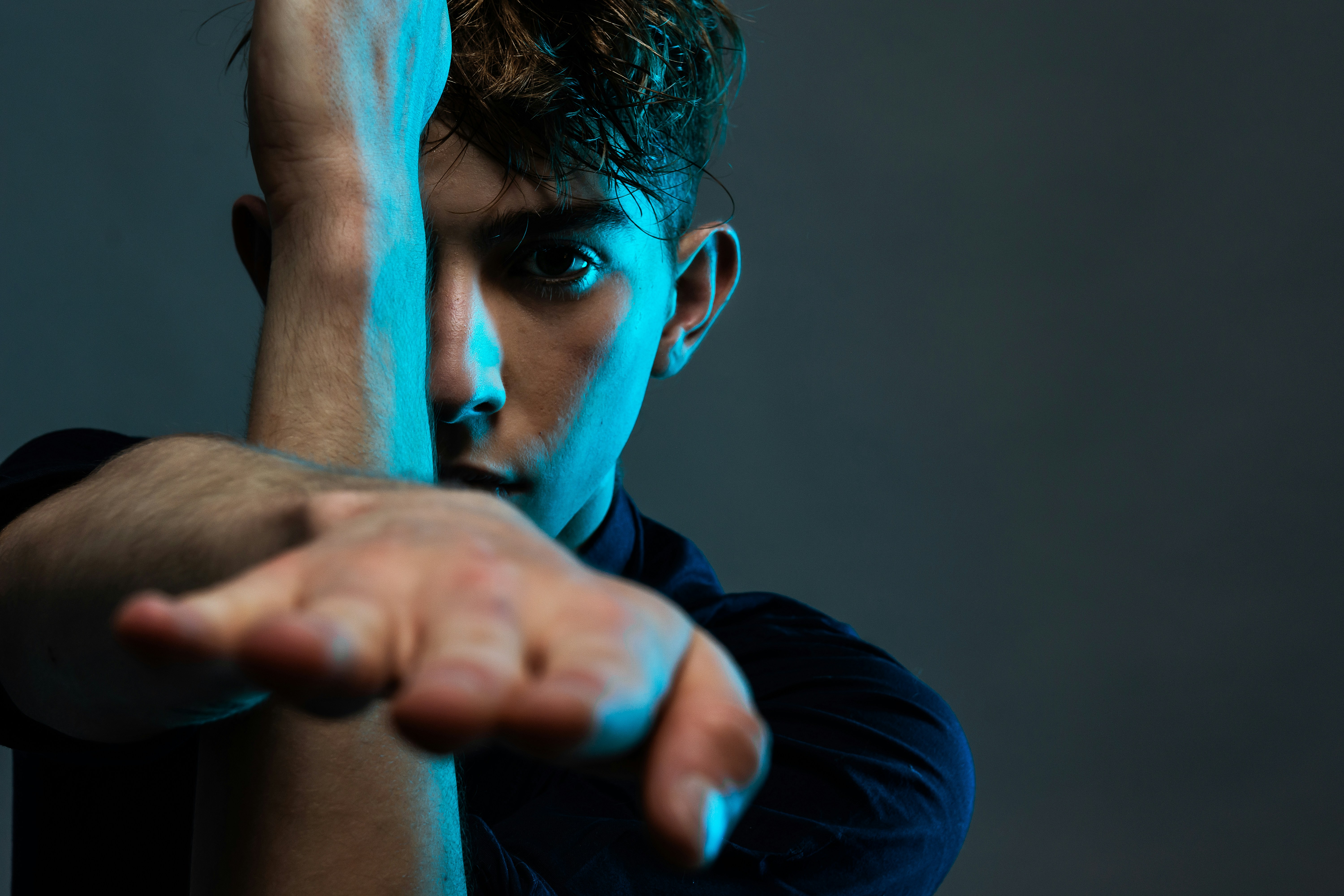 Человек с вопросом. Mark head hand. Взрослый марко. Марко диас. Head finger.