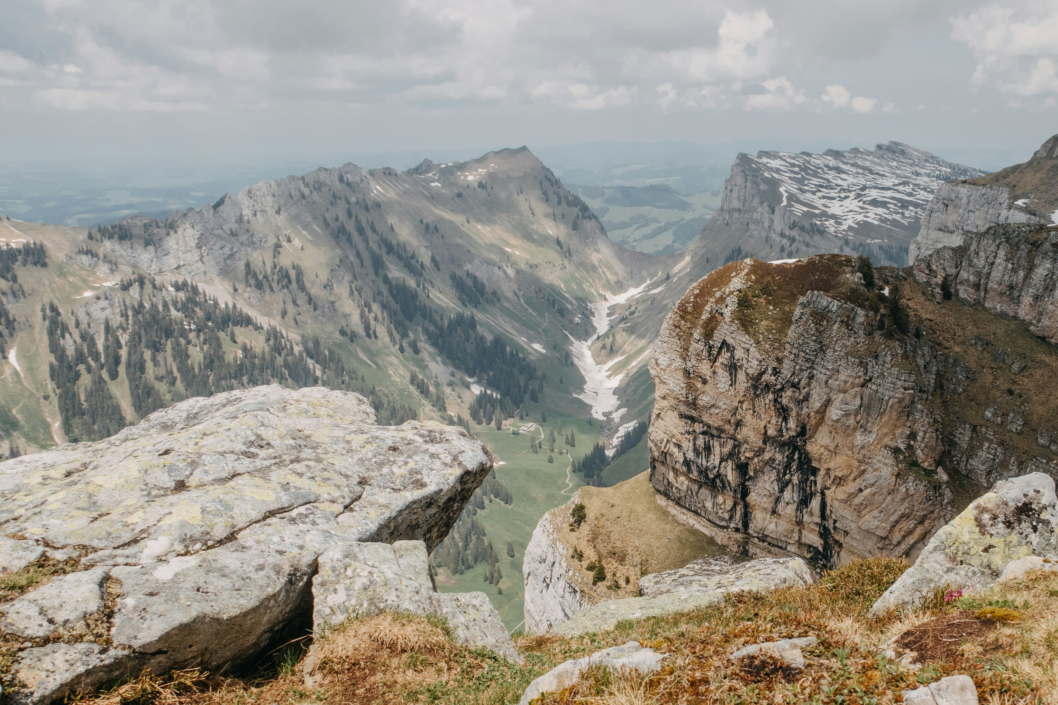 Rocky Mountain unter weißem, bewölktem Himmel tagsüber