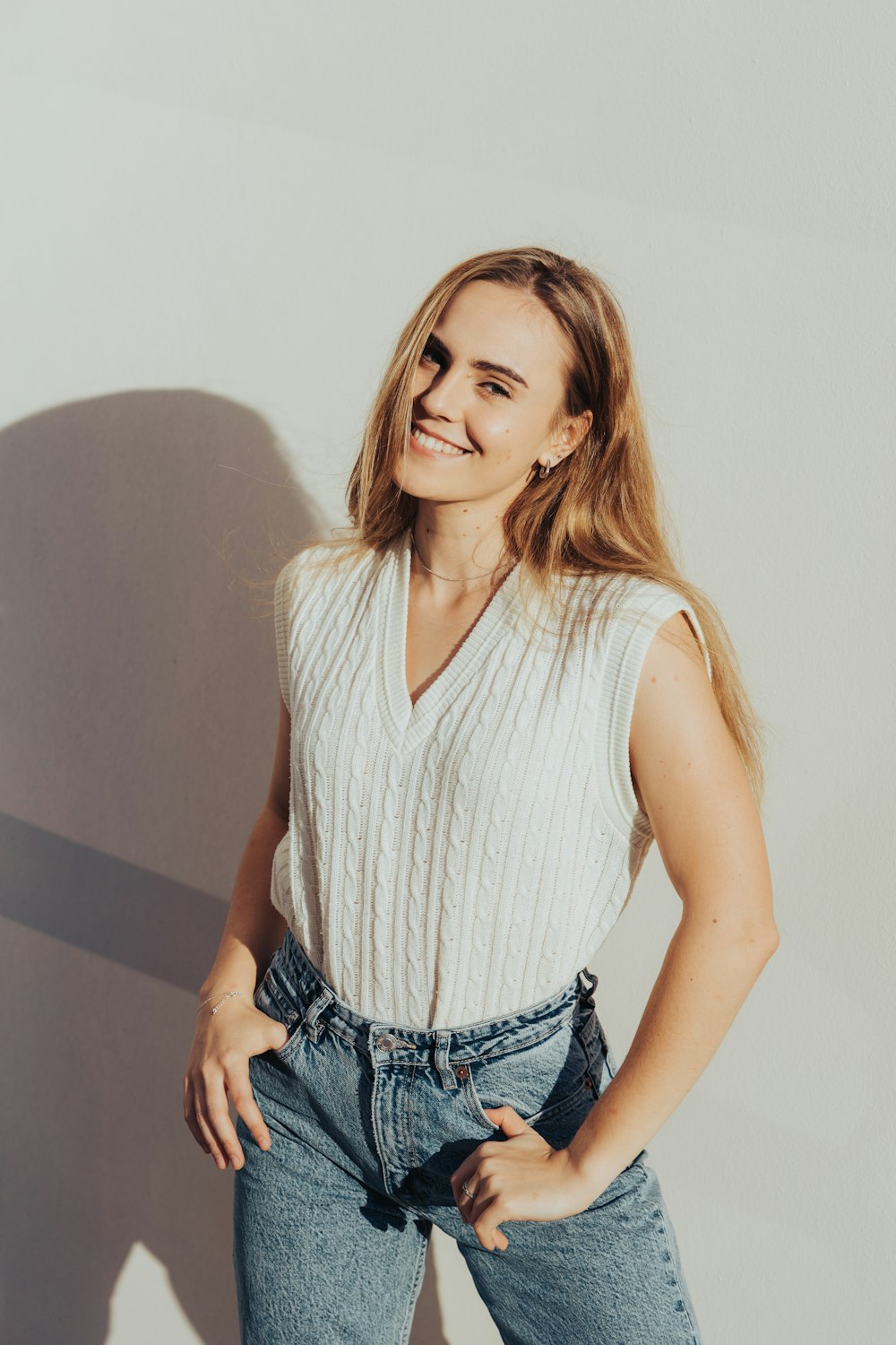 Frau in weißem Tanktop und blauen Jeansshorts