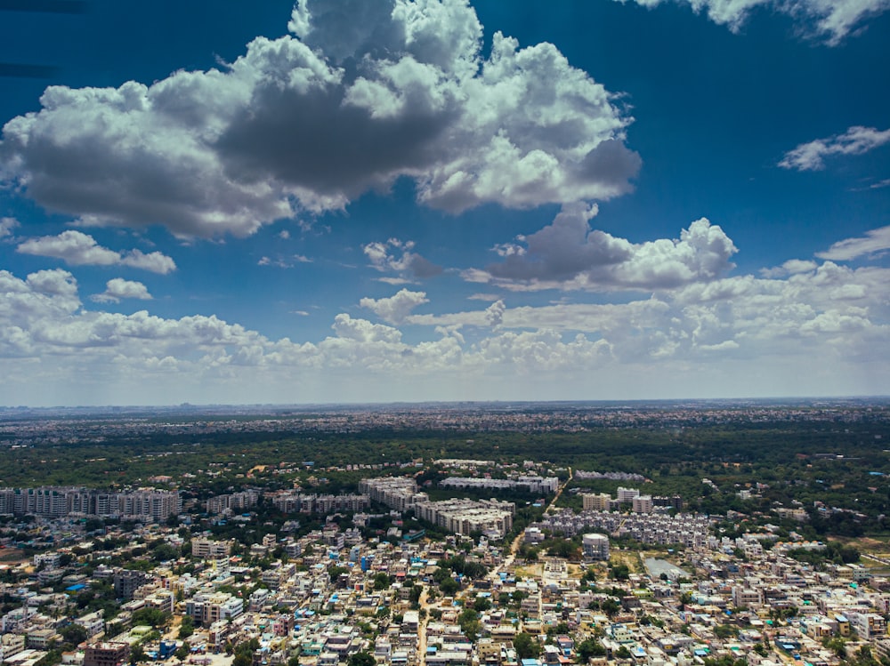 Edifici della città sotto il cielo nuvoloso soleggiato blu e bianco durante il giorno