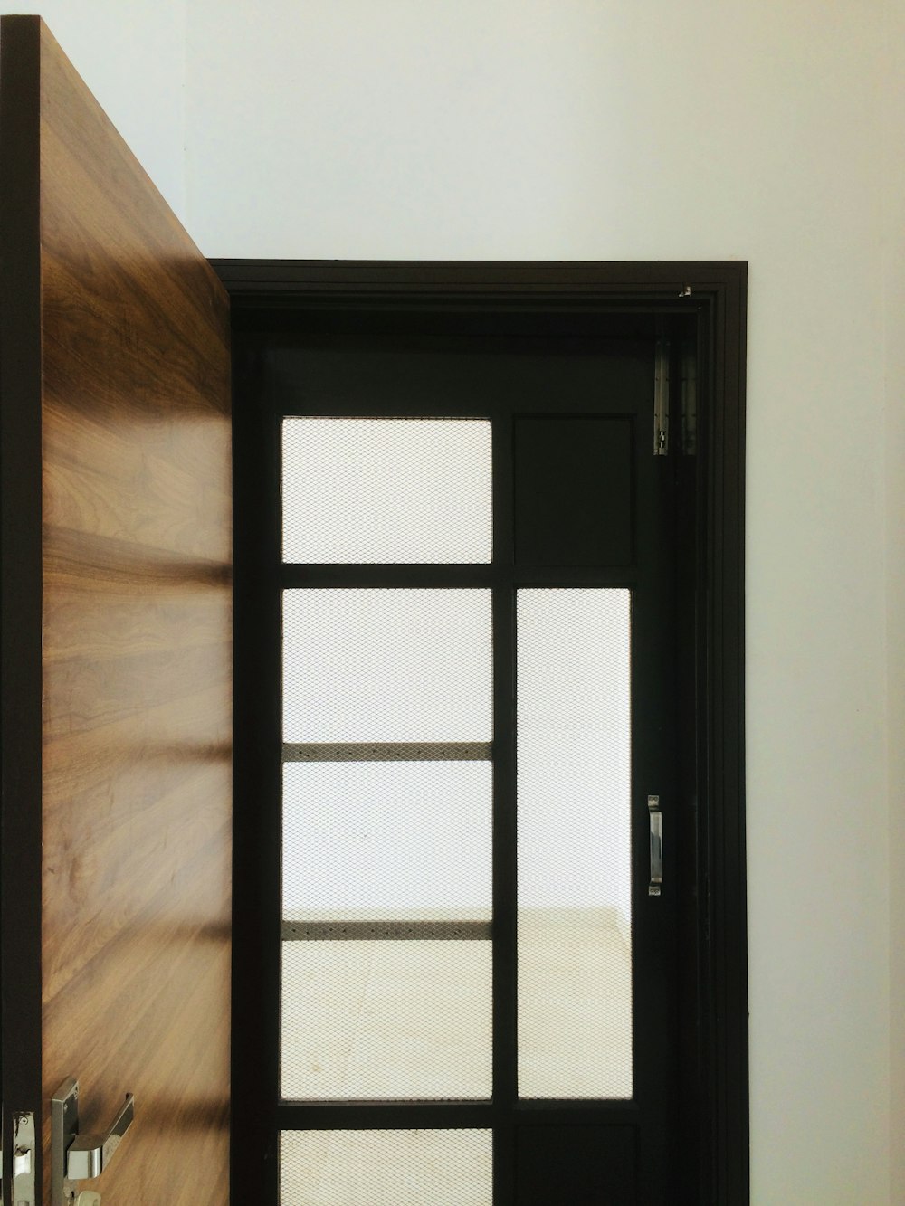 porta de vidro emoldurada de madeira preta